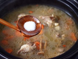 10、榛蘑山药筒骨煲,这个时候砂锅里，加入适量的盐调味。