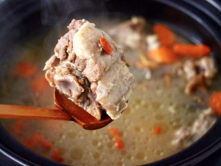 13、榛蘑山药筒骨煲,汤汁鲜美无比又营养丰富。