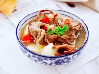 14、榛蘑山药筒骨煲,这个季节的美肤神器。