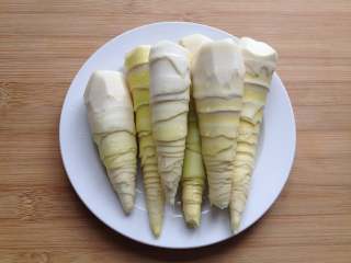 1、油焖春笋,春笋剥去外壳，切掉老的根部再洗干净