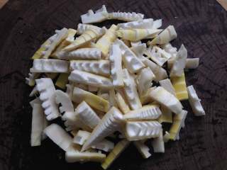 2、油焖春笋,将笋切成小段