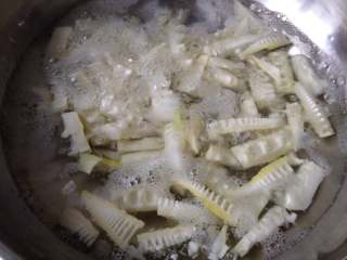 3、油焖春笋,放入开水中焯水3分钟捞出