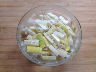 4、油焖春笋,放入冷水中过凉，再沥干水分备用