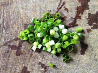 5、油焖春笋,准备好葱花