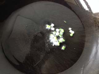 6、油焖春笋,起油锅，油热后放入一半葱花爆香