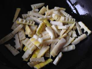 7、油焖春笋,倒入处理好的笋段煸炒一会