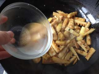 9、油焖春笋,倒入适量水，盖上盖焖煮5分钟