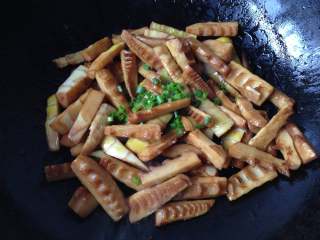 11、油焖春笋,汤汁收浓后，放入剩下的葱花炒匀即可