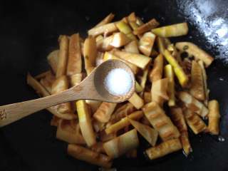 10、油焖春笋,调入盐（如果够咸就不用放了）炒匀