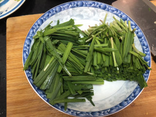 9、韭菜炒鸭血➕落红不是无情物,韭菜切段，韭菜梗和菜叶分开