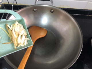 11、韭菜炒鸭血➕落红不是无情物,热锅冷油，加入蒜片姜丝小火煸香