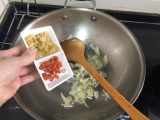 13、韭菜炒鸭血➕落红不是无情物,加入泡椒干辣椒，小火煸香