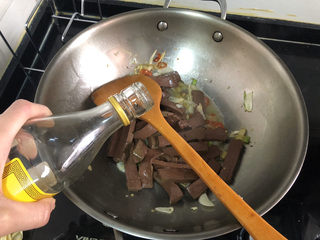 15、韭菜炒鸭血➕落红不是无情物,如果怕腥，可以再淋少许料酒去腥