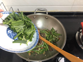 23、韭菜炒鸭血➕落红不是无情物,加入韭菜叶，大火翻炒均匀，韭菜要大火快炒，小伙伴们一定要注意火候