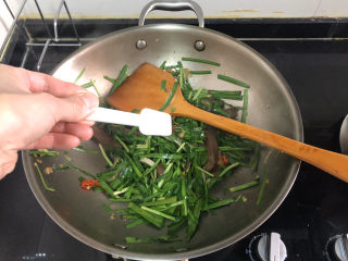 24、韭菜炒鸭血➕落红不是无情物,转小火或关火。尝下咸淡，根据个人口味添加少许食盐定味，翻炒均匀出锅。