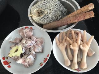 1、刺龟皮鸡爪龙骨汤,材料集合⬆️