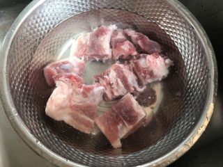 2、刺龟皮鸡爪龙骨汤,猪骨泡15分钟左右去血水