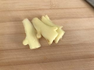 7、刺龟皮鸡爪龙骨汤,姜切片