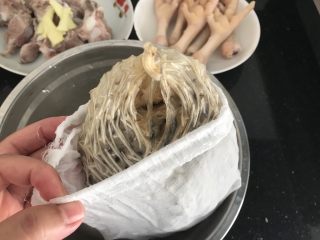 8、刺龟皮鸡爪龙骨汤,泡软的刺龟皮最好装进细密纱布汤袋里，因为它全是很尖锐的刺，以免喝汤时不小心误食刺喉