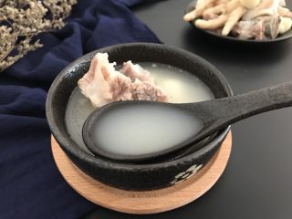 15、刺龟皮鸡爪龙骨汤,风高物燥的秋季里，来一碗，简直不要太美哟！