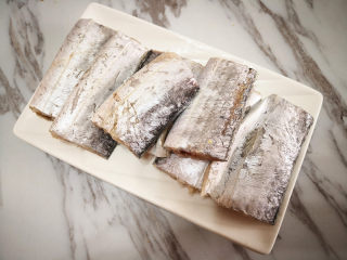 1、香煎带鱼,带鱼清洗干净，去掉内脏，剪去鱼鳍，选取中间那部分，切段备用，