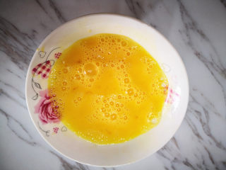 3、香煎带鱼,鸡蛋加入适量的盐打散备用，