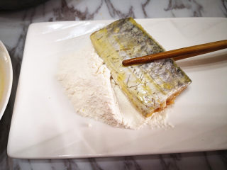 5、香煎带鱼,再在蛋液外面裹上一层面粉，