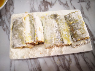 6、香煎带鱼,裹好面粉的带鱼放在一边静置一会儿，再把多余的面粉抖掉，