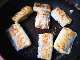 7、香煎带鱼,平底锅里放适量的油，油热后，把带鱼放入锅中，小火慢煎至两面金黄色，就可以出锅了。