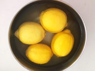 6、蜜渍柠檬皇菊茶,把柠檬用温水清洗干净