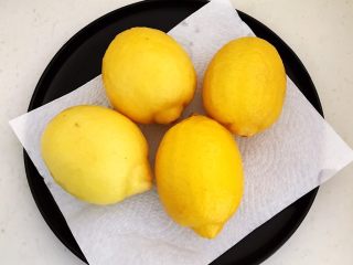 9、蜜渍柠檬皇菊茶,把柠檬捞出来,用厨房用纸擦干水份