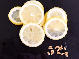 11、蜜渍柠檬皇菊茶,把柠檬籽去掉