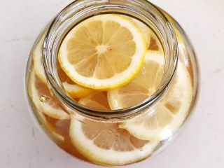 15、蜜渍柠檬皇菊茶,再加入100ml椴树蜜