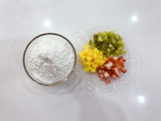 4、宝宝辅食:水果小圆子-36M ,将切好的水果丁放在一边备用。