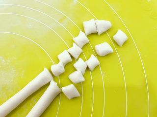 7、宝宝辅食:水果小圆子-36M ,搓成两个细条,然后用刀切成差不多大小的小剂子。