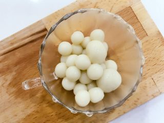 11、宝宝辅食:水果小圆子-36M ,将小圆子捞出放入小碗中。