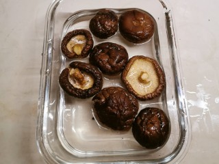 2、鸡腿炖香菇,干香菇清洗干净 用清水浸泡