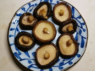 3、鸡腿炖香菇,泡发后再次清洗干净