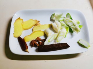 5、鸡腿炖香菇,准备好辅料 姜4片 葱1段切片 八角2个 桂皮 1块 干辣椒1个