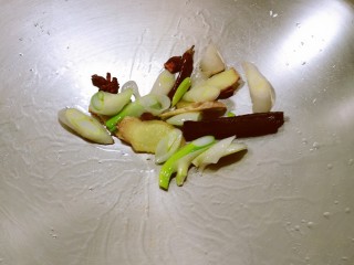 8、鸡腿炖香菇,再起油锅 放入一汤匙食用油 放入备好的葱姜 桂皮 八角 干辣椒 炒出香味