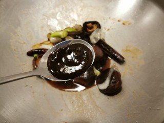 9、鸡腿炖香菇,放入生抽 甜面酱