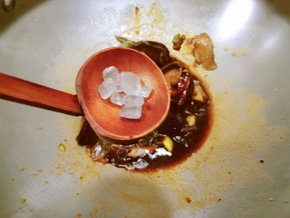 10、鸡腿炖香菇,放入冰糖 