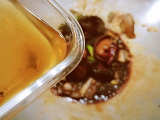 11、鸡腿炖香菇,倒入浸泡蘑菇的水 只取上面清澈部分 底部不要 有细沙