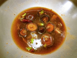 12、鸡腿炖香菇,大火烧开