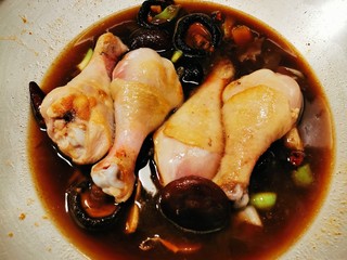 13、鸡腿炖香菇,放入煎好的琵琶腿 炖煮