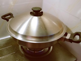 14、鸡腿炖香菇,盖上盖子 小火慢炖