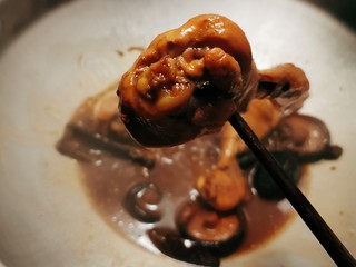 15、鸡腿炖香菇,随着加热 汤汁浓稠 用筷子试探一下 能够轻松穿透  就熟透了