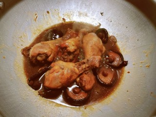 16、鸡腿炖香菇,大火收汁即可