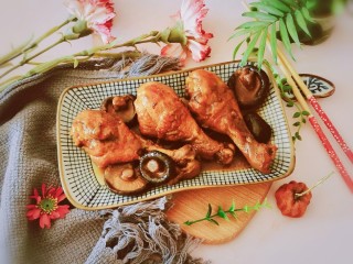 17、鸡腿炖香菇,出锅装盘即可