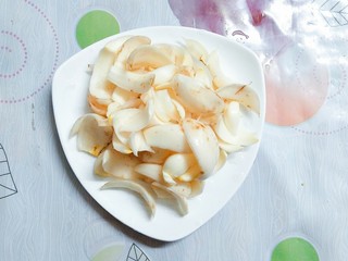 4、小米南瓜百合银耳粥,把新鲜的百合去蒂，掰成一瓣瓣的放水里泡一下，再洗干净，捞出来沥干！